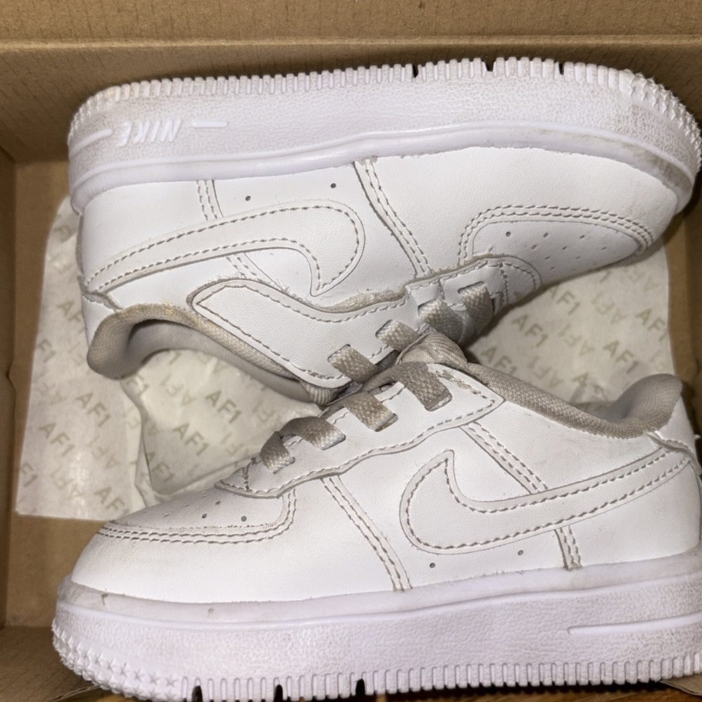 Nike White Air Force 1 Sneakers Classic Design